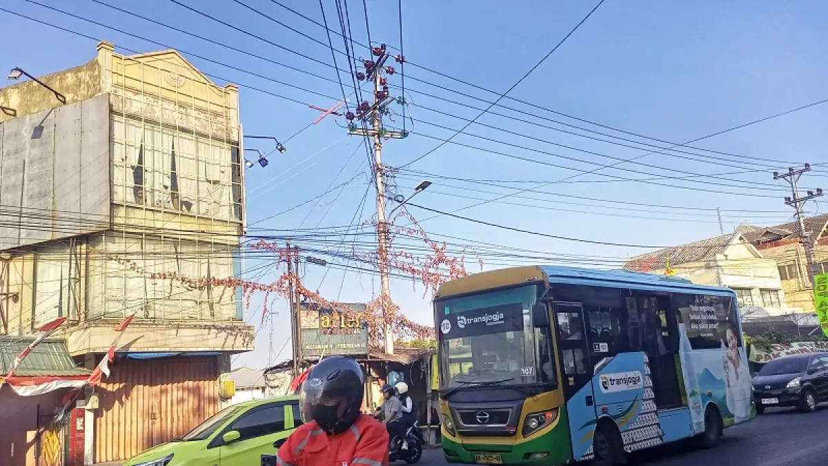 ANCAMAN MOGOKl: Pengemudi mengoperasikan armada Trans Jogja melintas di Jalan Mataram, Kota Jogja, Senin (24/8/2026). GUNTUR AGA TIRTANA/RADAR JOGJA