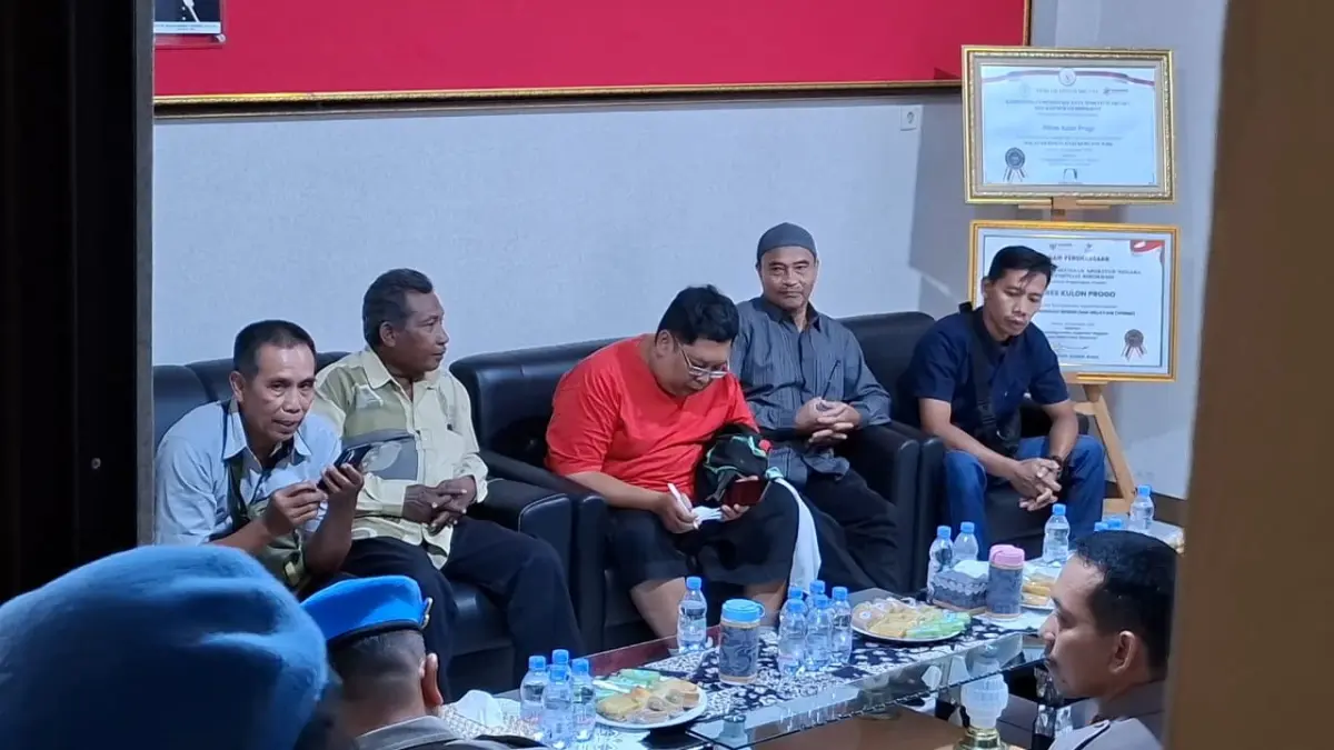 AUDIENSI: Warga Garongan bertemu langsung dengan Kasatreskrim Polres Kulon Progo menanyakan perkembangan kasus. (ANOM BAGASKORO/RADAR JOGJA)