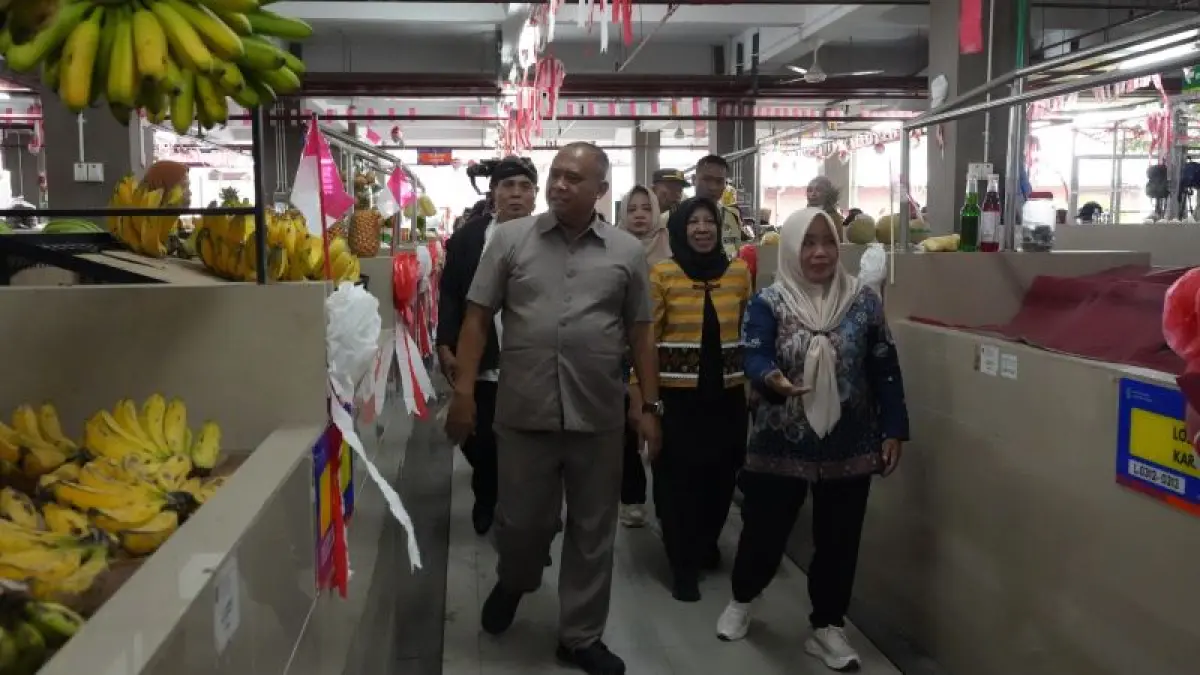 DUKUNG PEREKONOMIAN: Bupati Sleman Harda Kiswaya mengikuti Gerakan Masyarakat Meramaikan Pasar (Gempar) di Pasar Godean Senin (24/8).&nbsp;(Dokumentasi Prokompim)
