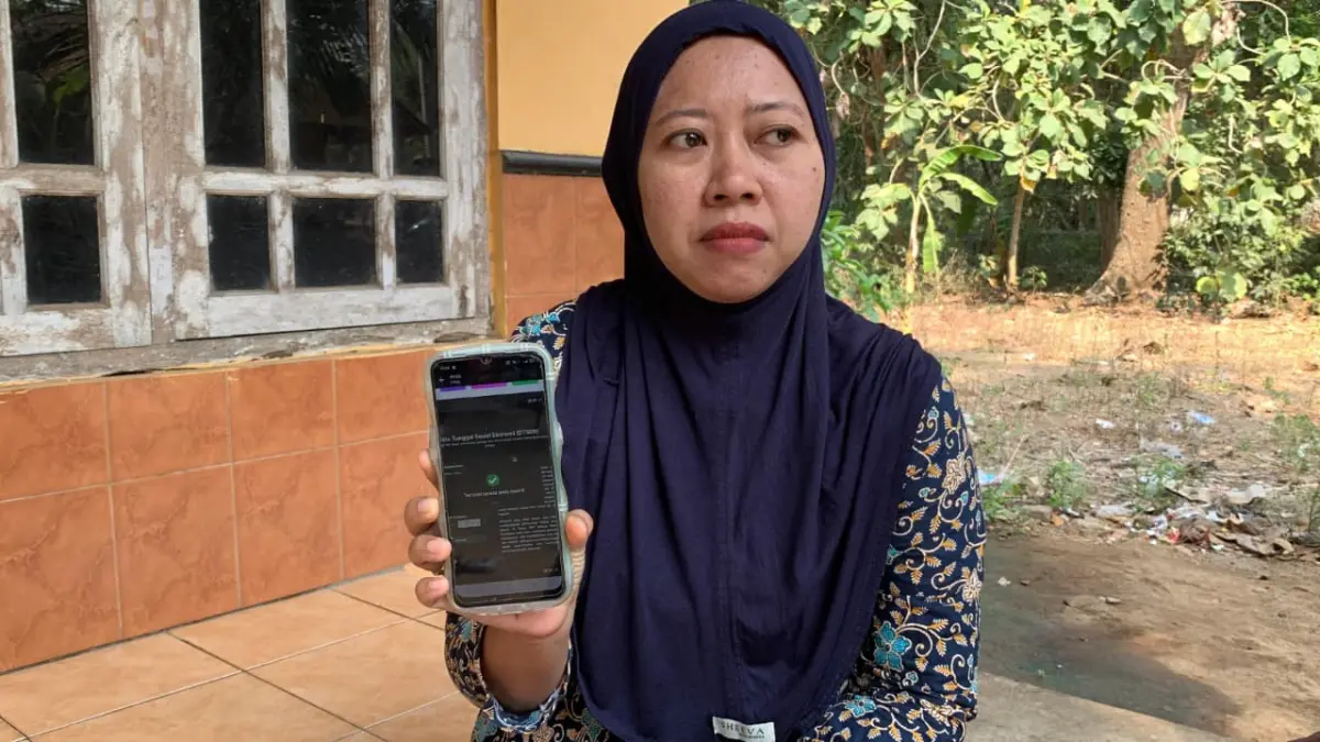 KAGET: Ismayanti menunjukkan tangkapan layar saat masih desil 8. (ANOM BAGASKORO/RADAR JOGJA)