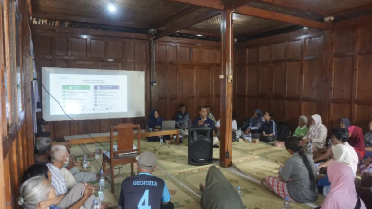 Tim Pengabdian kepada Masyarakat Universitas Gadjah Mada memberikan sosialisasi dan pelatihan jaminan kesehatan sosial kepada orang tua, lansia, dan kader Posyandu Lansia di Dusun Pendem, Desa Srikayangan, Kecamatan Sentolo, Kabupaten Kulon Progo, Kamis (30/7/2026).