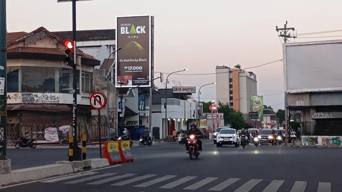 MASIH MUNCUL: Fisik reklame di Jalan Brigjen Katamso dan Simpang Gondomanan yang melanggar peraturan daerah tentang larangan konten iklan rokok di jalan protokol. Hingga Senin (24/8/2026) konten tersebut masih ditampilkan. IWAN NURWANTO/RADAR JOGJA