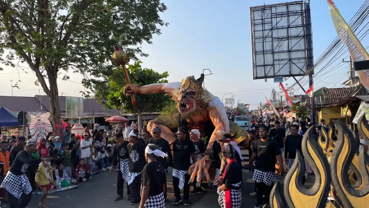 Maskot Hanoman yang ditampilkan warga Minggiran dalam Karnaval Kebangsaan Imogiri di Bantul, Yogyakarta, Minggu (23/8/2026) - Aris Romadhon/Radar Jogja
