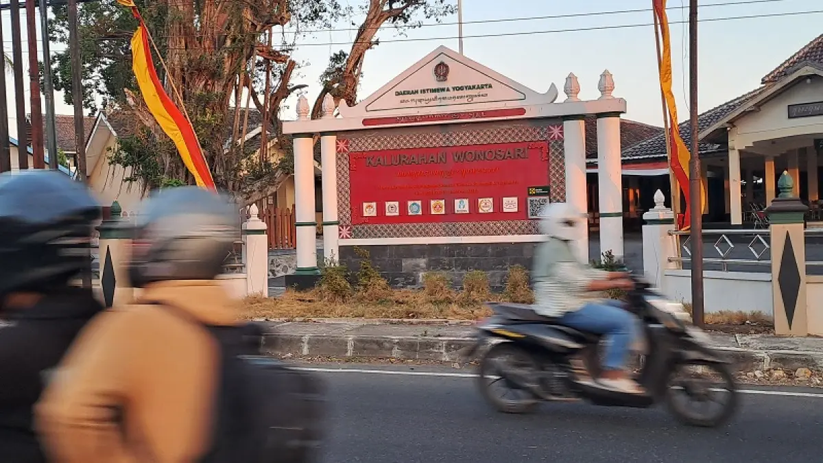 MELINTAS: Pengendara saat melewati depan kantor Kalurahan Wonosari. Tahapan Pilur Serentak 2026 terus berjalan menuju hari pemungutan suara.Dzika Fajar/Radar Jogja