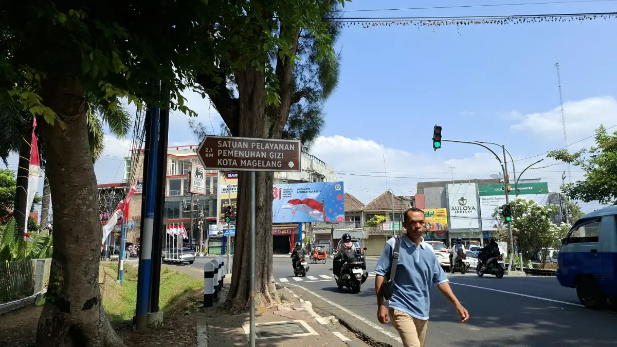 Papan petunjuk yang mengarahkan ke SPPG Jurangombo Selatan 1, Kota Magelang disebut tidak sesuai peruntukannya.