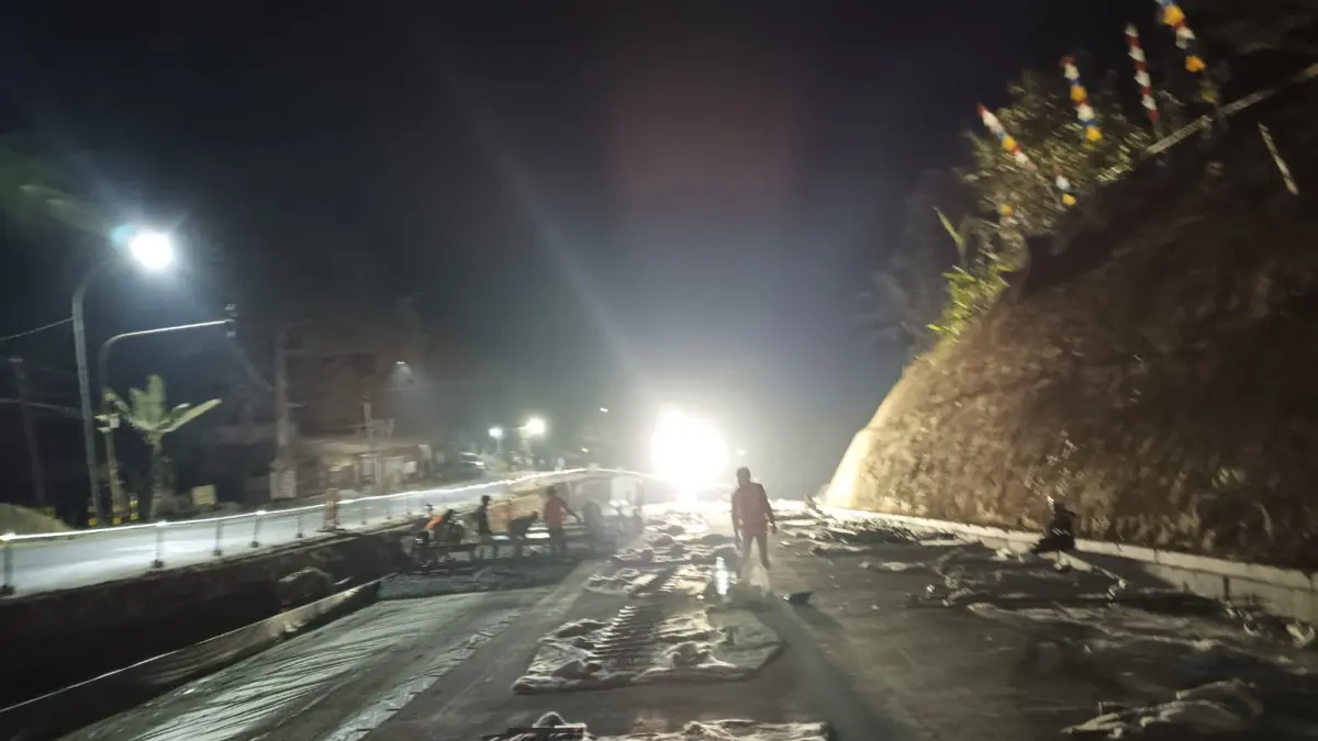 Pekerja fokus menyelesaikan pengerjaan beton di lokasi turunan curam Kalijambe yang berada di ruas Jalan Purworejo-Magelang. (M Hafied/Radar Jogja)
