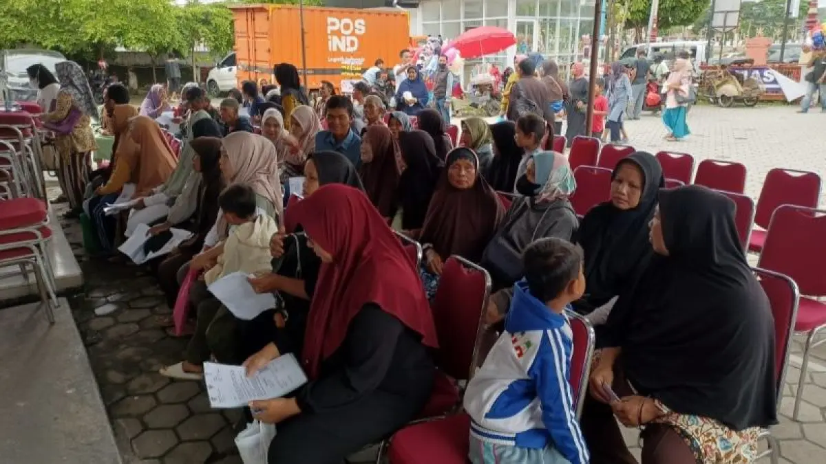 Penerima manfaat dari progam Bantuan Langsung Tunai Kesejahteraan Rakyat (BLT Kersra). Bantuan dari pemerintah pusat tersebut disalurkan melalui Kantor Pos Kebumen. (M Hafied/Radar Jogja)

