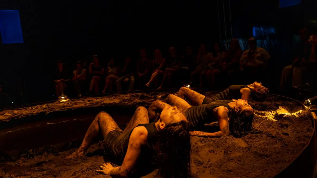 Pertunjukan Les Filles de la Mer (Daughters of the Sea) yang dibawakan kelompok seni asal Prancis, Artistique Théâtre, dalam rangkaian ARTJOG 2026