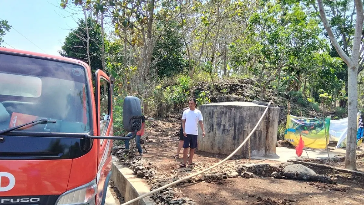 Petugas BPBD Gunungkidul menyalurkan bantuan air bersih kepada warga terdampak kekeringan di salah satu wilayah Gunungkidul. (Dok. BPBD Gunungkidul)