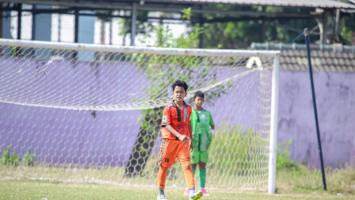 SEMANGAT: Selain sekolah, Askan (Adskhan Jarrar Fauzy) sudah bermain bola lagi, Kamis (20/8/2026)