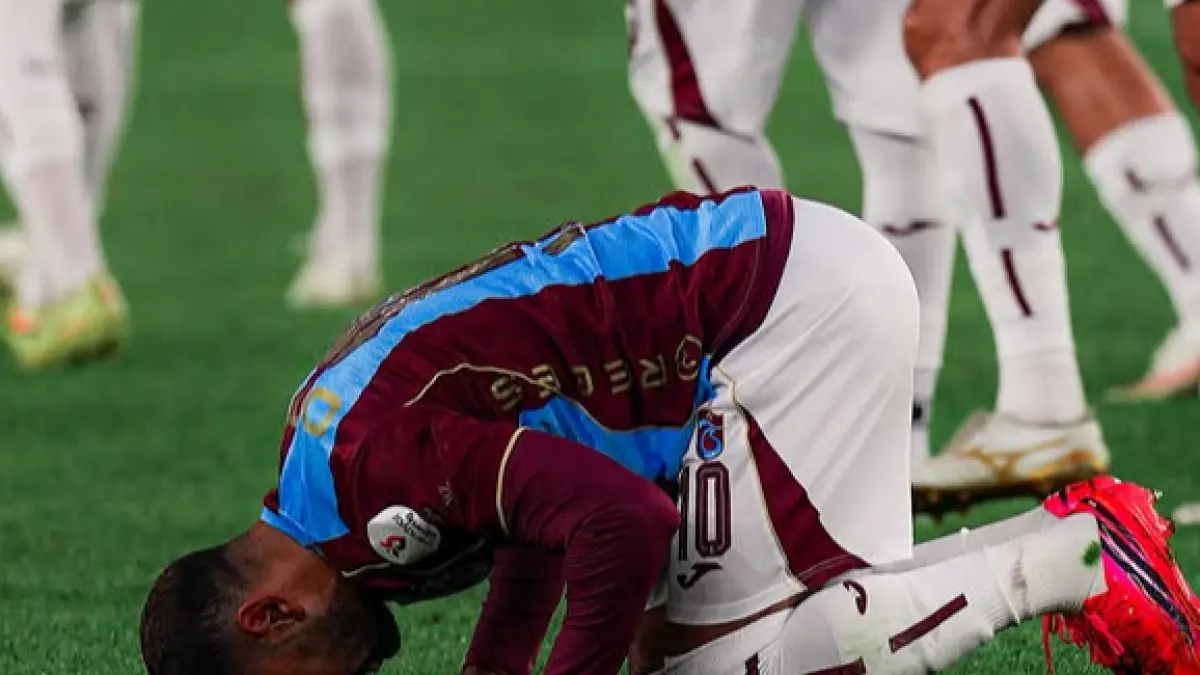Sujud syukur Mohamed Salah setelah membawa Trabzonspor meraih kemenangan atas Istanbul Basaksehir di Turki Super Lig.