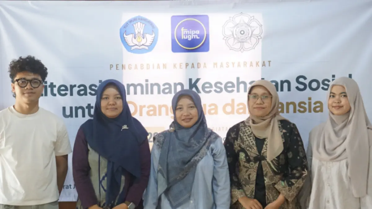 
Tim Pengabdian kepada Masyarakat Universitas Gadjah Mada dalam kegiatan literasi jaminan kesehatan sosial untuk orang tua dan lansia di Dusun Pendem, Kulon Progo, Kamis (30/7/2026).