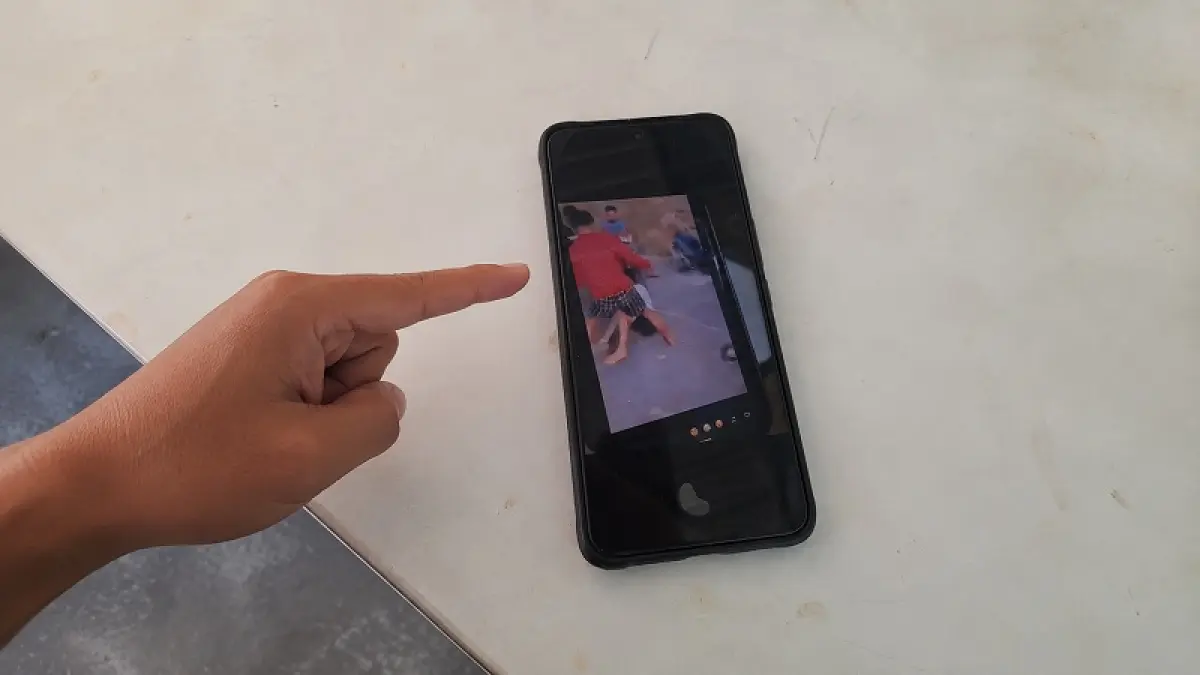 TUNJUK: Video yang memperlihatkan dugaan pengeroyokan terhadap seorang pelajar SMP di kawasan Pantai Sepanjang, Tanjungsari, yang beredar di media sosial. (Dzika&nbsp;Fajar/Radar Jogja)

&nbsp;