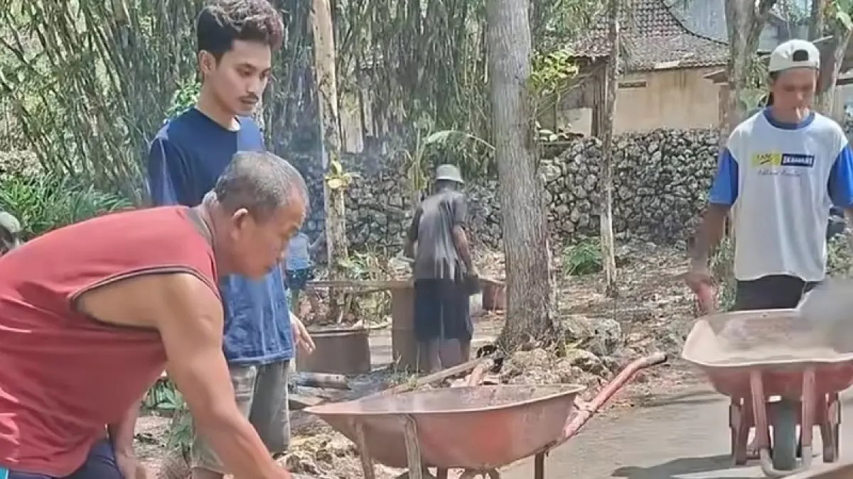 Warga RT 06 Padukuhan Gari bergotong royong memperbaiki jalan lingkungan yang rusak dengan swadaya. (Dok. Pribadi)