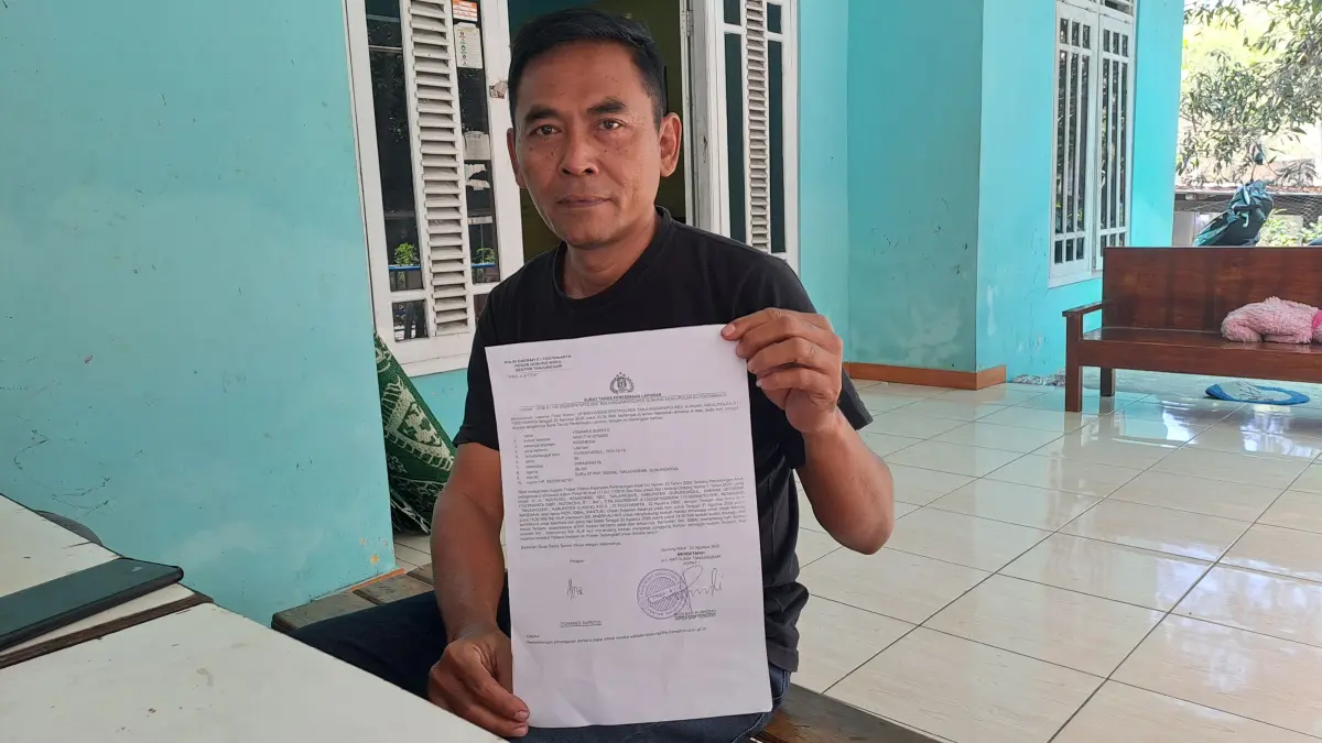 BUKTI LAPORAN: Ayah korban Supoyo menunjukkan surat laporan terkait dugaan pengeroyokan yang dialami anaknya di kawasan Pantai Sepanjang, Tanjungsari (Dzika Fajar/Radar Jogja)