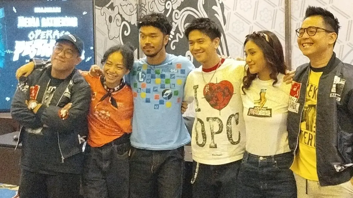 Dari kiri, Edy Khemod, Kawai Labiba, Kristo Immanuel, Iqbaal Ramadhan, Zulfa Maharani, dan Ernest Prakasa, hadir dalam media gathering Operasi Pesta Copet di Jogja, Selasa 25 Agustus 2026. (iwa ikhwanudin/Radar Jogja)&nbsp;