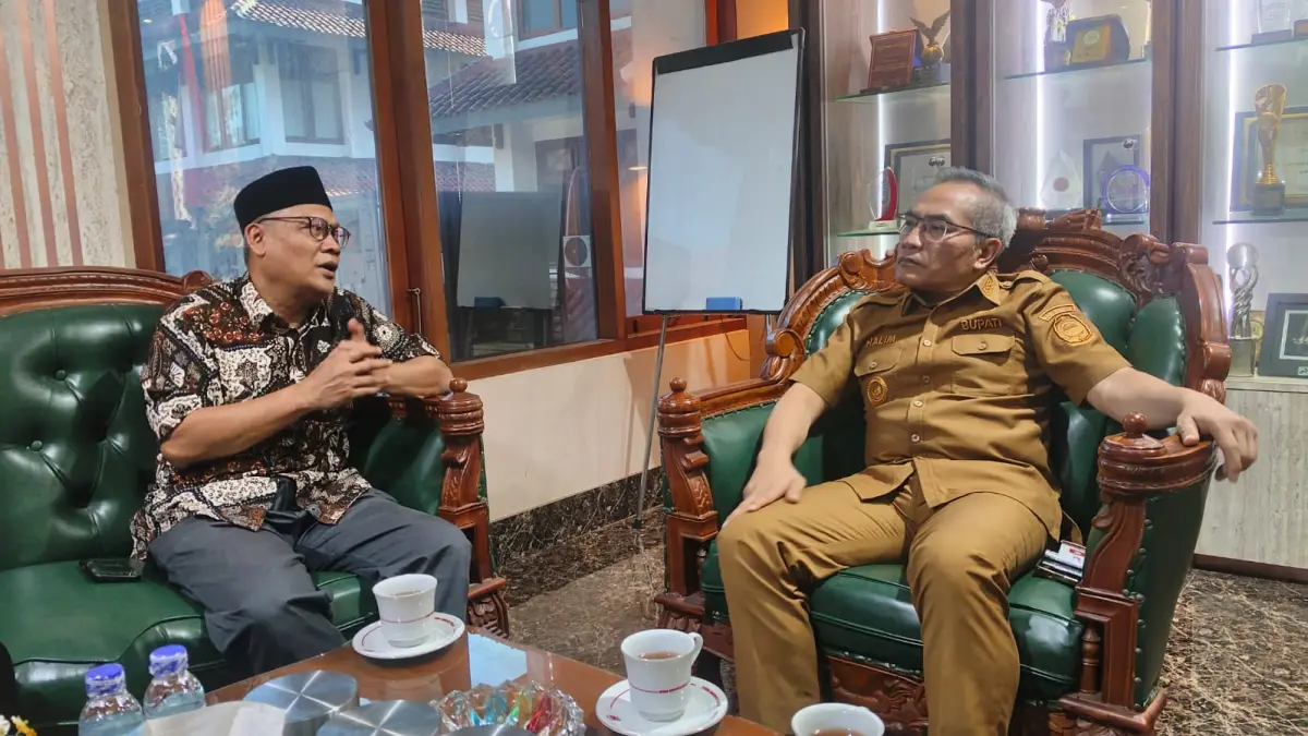 Dewan Penasihat Tim Ad Hoc Pengusulan Udin Pahlawan Nasional Ahmad Subagya (kiri) berdiskusi dengan Bupati Bantul Abdul Halim Muslih di ruang kerja bupati Bantul.