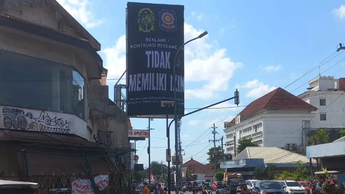 DISEGEL: Dua reklame yang menampilkan iklan rokok di jalan protokol Kota Jogja telah disegel petugas Satpol PP, Selasa (25/8). DOK. SATPOL PP KOTA JOGJA&nbsp;
