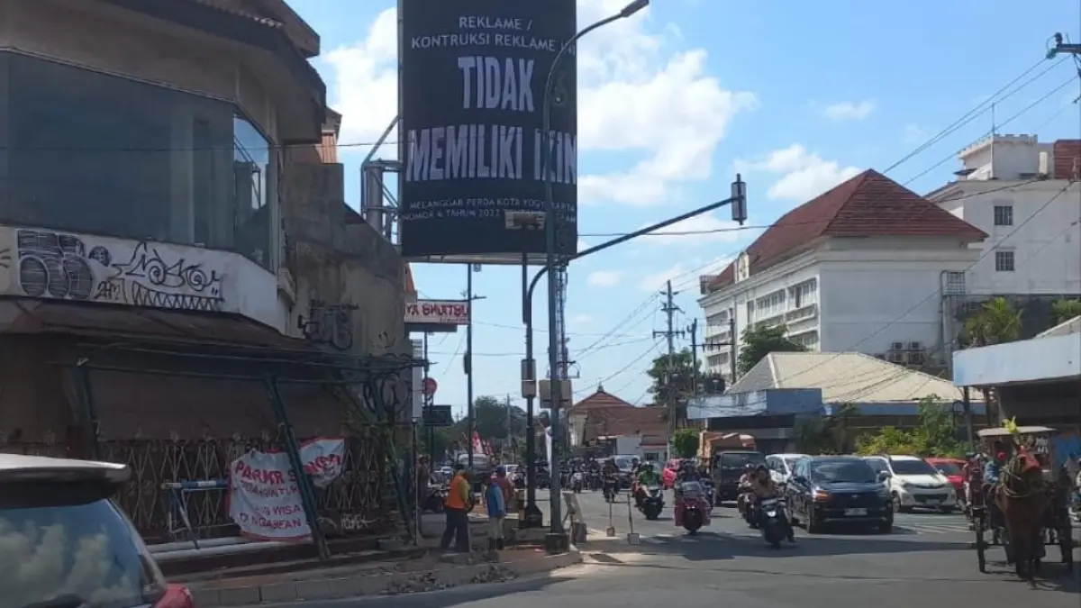 DISEGEL: Dua reklame yang menampilkan konten iklan rokok di jalan protokol Kota Jogja telah disegel oleh petugas Satpol PP, Selasa (25/8/2026). (FOTO// DOKUMENTASI SATPOL PP KOTA JOGJA)