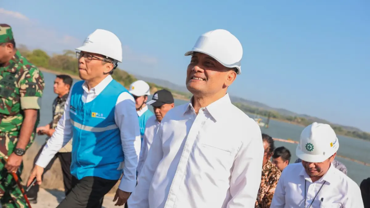 Gubernur Jateng Ahmad Luthfi saat hadir dalam Groundbreaking PLTS Terapung Gajah Mungkur digelar bersamaan dengan peluncuran Program PLTS 100 GWp yang dipimpin Presiden Prabowo Subianto dari Bali, Selasa (25/8/2026).
