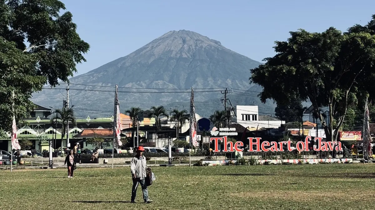 Ilustrasi warga beraktivitas di Alun-Alun Kota Magelang. (NAILA NIHAYAH/RADAR JOGJA)