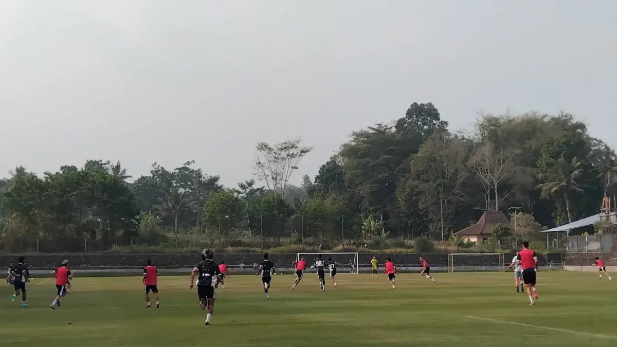 Keterangan: Para pemain PSS Sleman saat latihan rutin di Lapangan Pakembinangun, Sleman. - FOTO: Rizky Wahyu/Radar Jogja