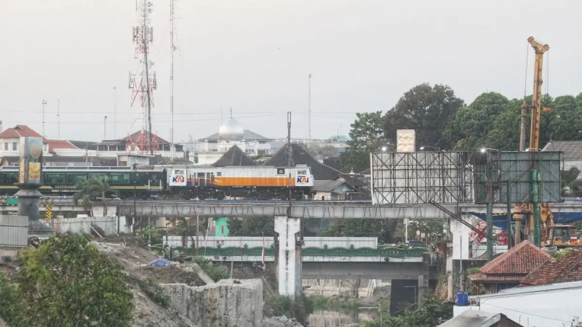 MOMENTUM: Kereta api melintas di jembatan perlintasan kereta api antara Jembatan Kleringan dan Jembatan Kewek Selasa (25/8). Pada libur Maulid Nabi, penumpang KAI Daop 6 diklaim naik 23 persen.&nbsp;(GUNTUR AGA TIRTANA/RADAR JOGJA)