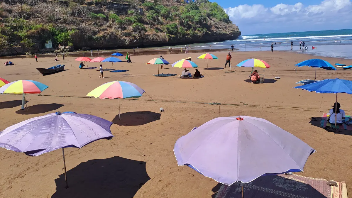 Pantai Baron, Kalurahan Kemadang, Kapanewon Tanjungsari, dipadati wisatawan pada Selasa (25/8).