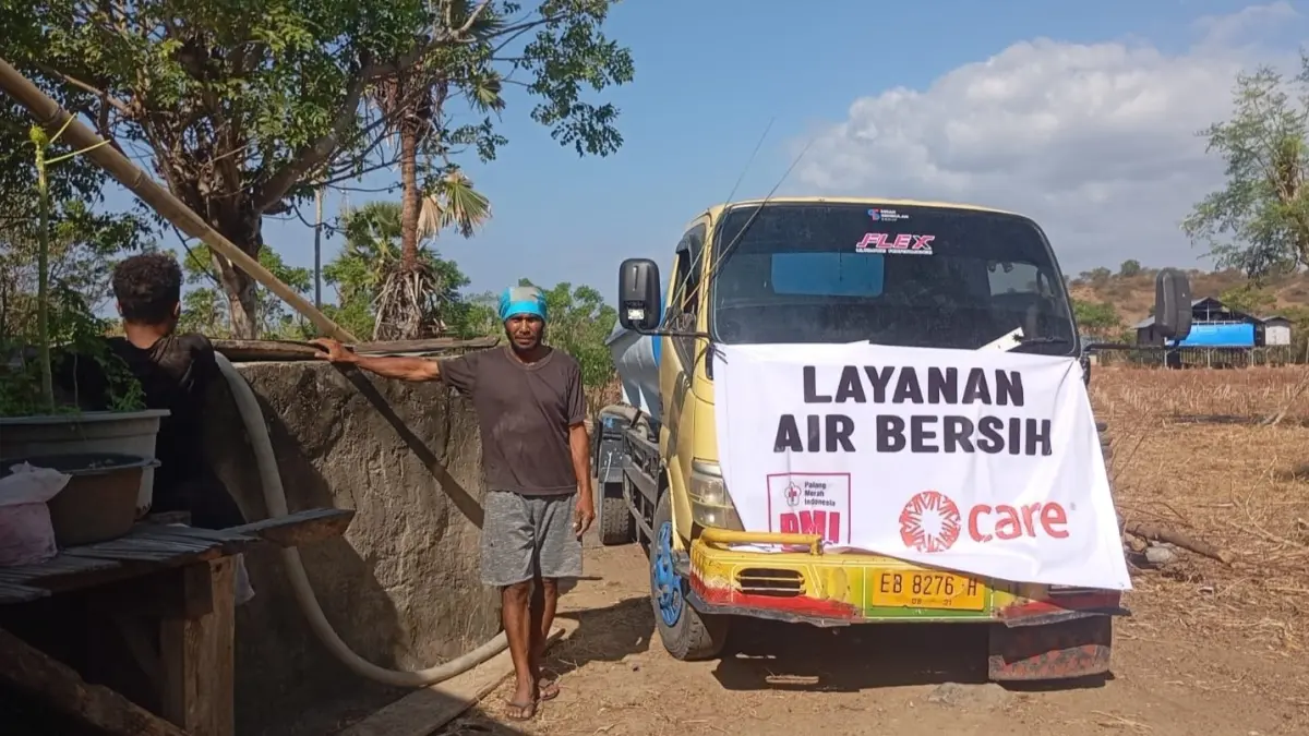 Petugas sedang mengisi air bersih di penampungan air pada salah satu posko di Kecamatan Aesesa, Kabupaten Nagekeo. (Istimewa)