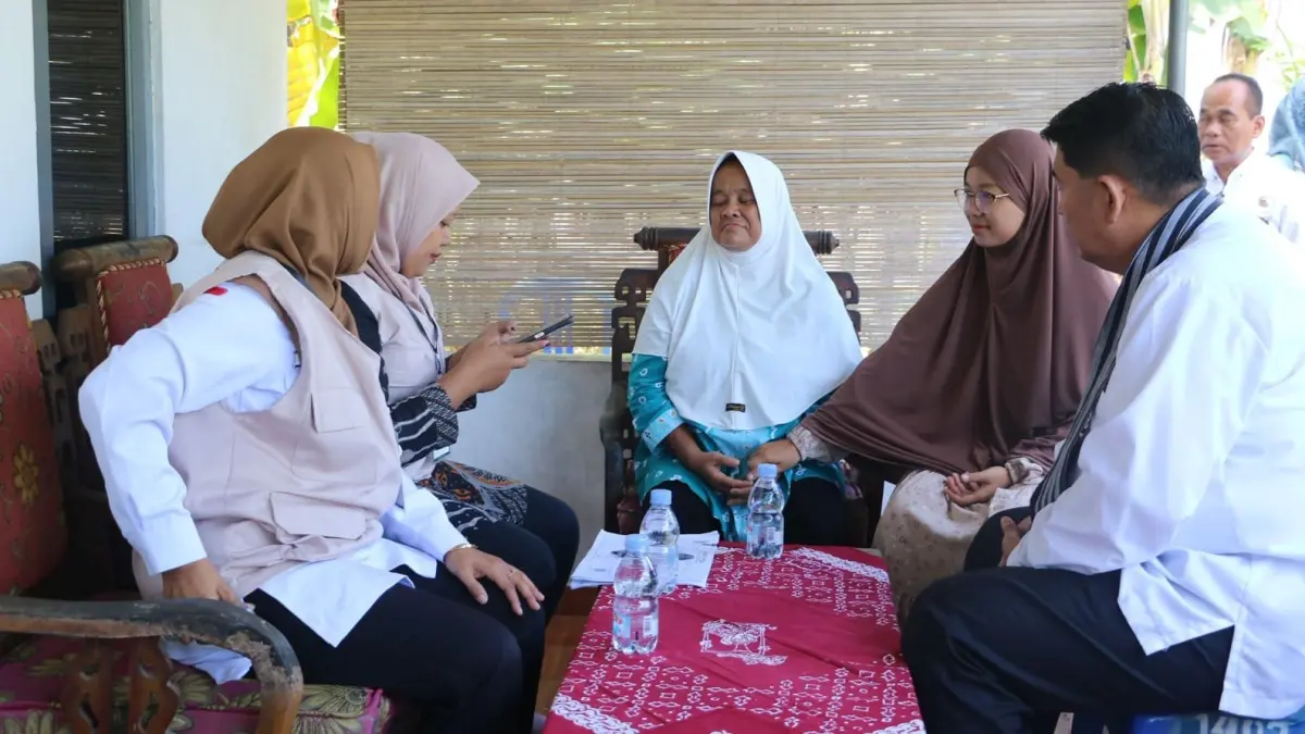 SURVEY: Petugas sensus Sipedet Cantik menanyakan sejumlah pertanyaan ke anggota keluarga guna melengkapi data. (ANOM BAGASKORO/RADAR JOGJA)