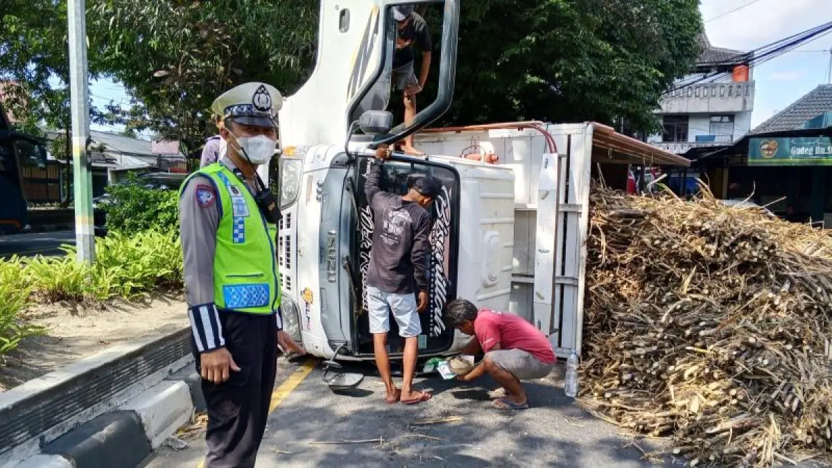 Truk pembawa tebu terguling di Jalan Jogja-Solo Selasa (25/8). (Dokumentasi Polresta Sleman)