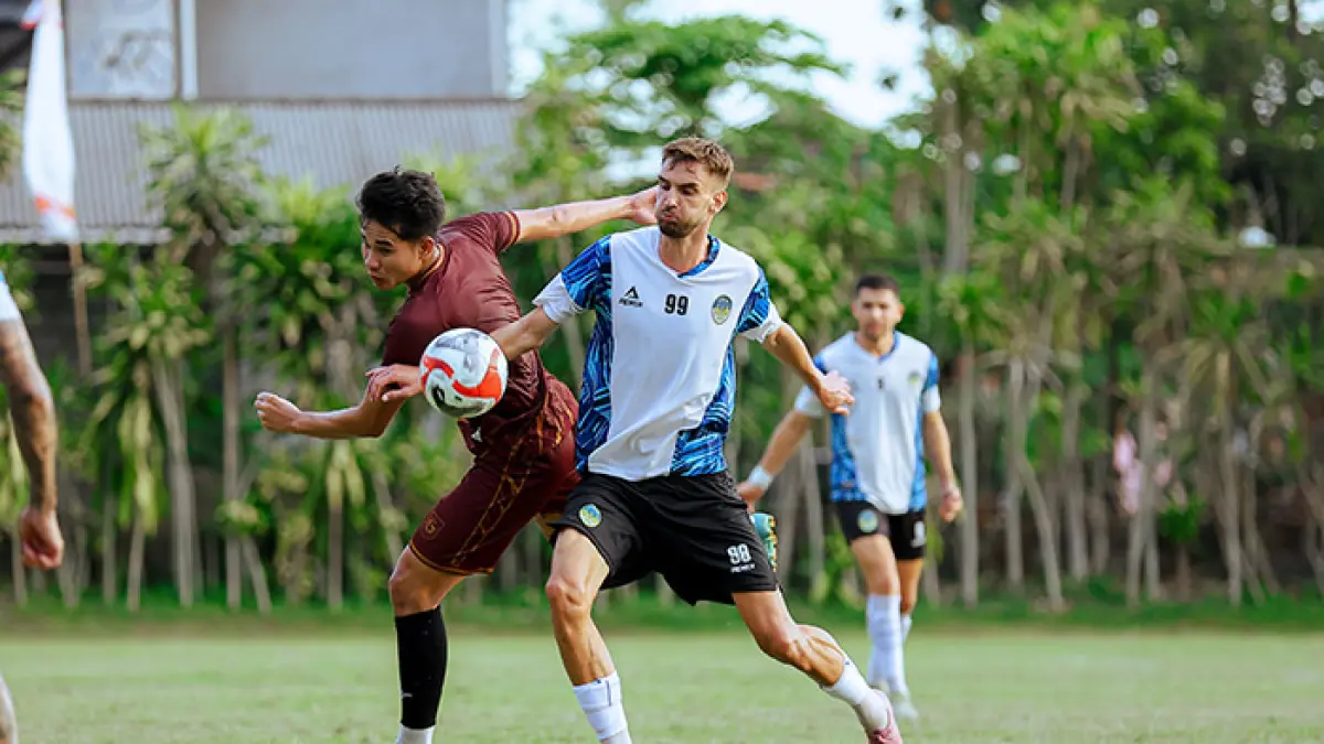 UJI COBA: Pemain PSIM Jogja Nermin Haljeta saat berdule dengan pemain Garudayaksa FC dalam sesi pertandingan uji coba antara PSIM Jogja melawan Garudayaksa FC di Lapangan YIS, Selasa (25/8) sore. (Dok. PSIM Jogja)
