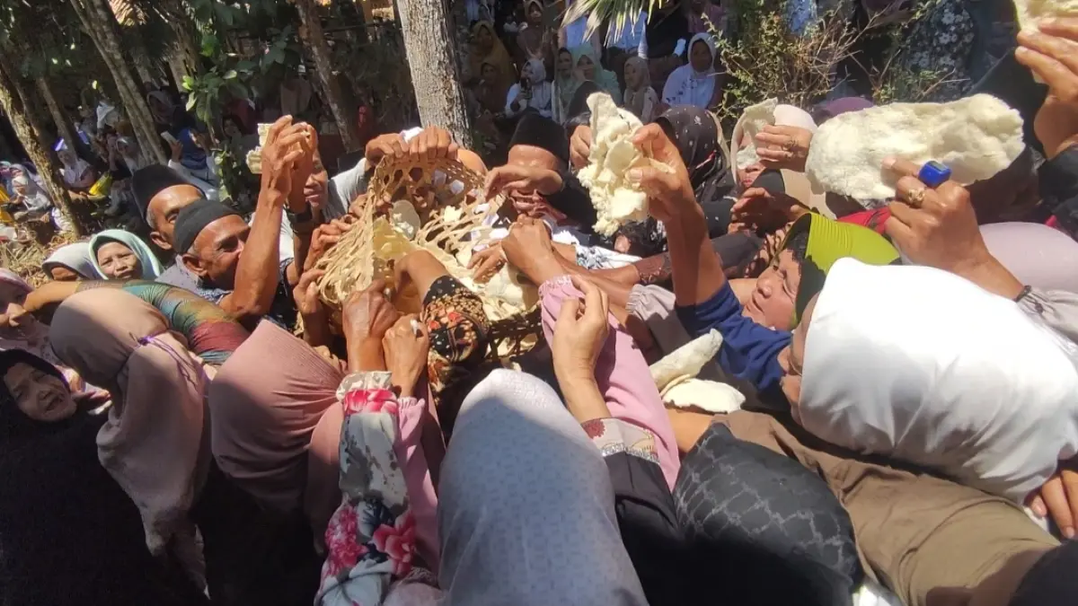 Warga memadati kompleks Masjid Baiturrohim, Dusun Gunung Bakal, Sumberarum, Tempuran, Selasa (25/8).

&nbsp;

