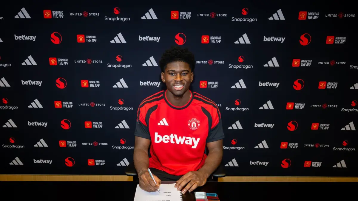 Carlos Baleba resmi menjadi pemain anyar Manchester United.