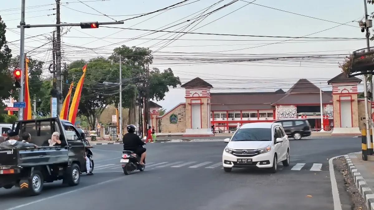 CINTA TANAH AIR: Pagar kompleks Sekretariat Daerah Gunungkidul dipoles merah putih menyemarakkan HUT ke-81 Kemerdekaan RI. (Dzika&nbsp;Fajar/Radar Jogja)