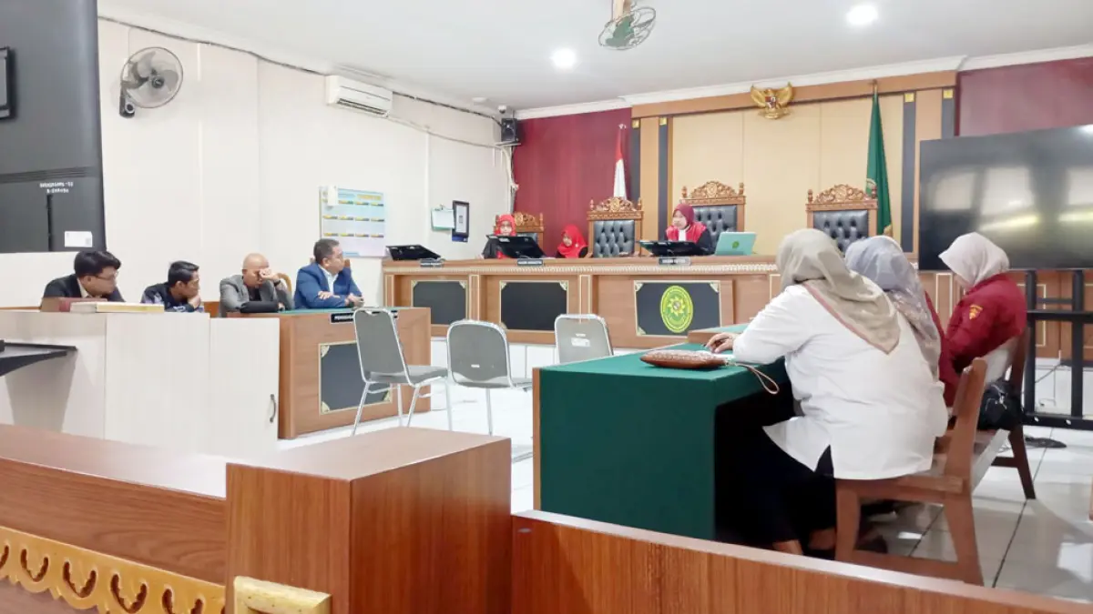 DIKABULKAN:&nbsp;Persidangan praperadilan yang diajukan Lurah Condongcatur Reno Chandra Sangaji dan mantan jagabaya Kuwat di Ruang Sidang Garuda PN Jogja, Rabu (26/8). IWAN NURWANTO/RADAR JOGJA