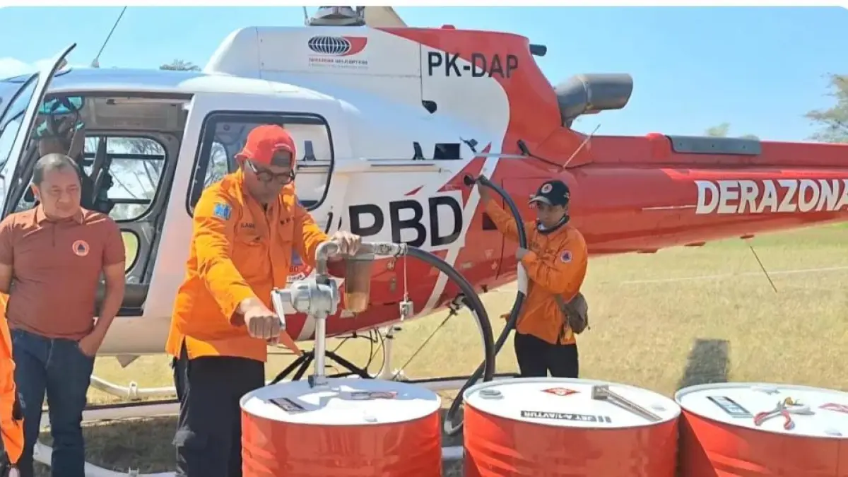 Helikopter water bombing dikerahkan petugas BPBD Jatim guna memadamkan karhutla di Gunung Arjuno-Welirang (dok. BPBD Jatim)