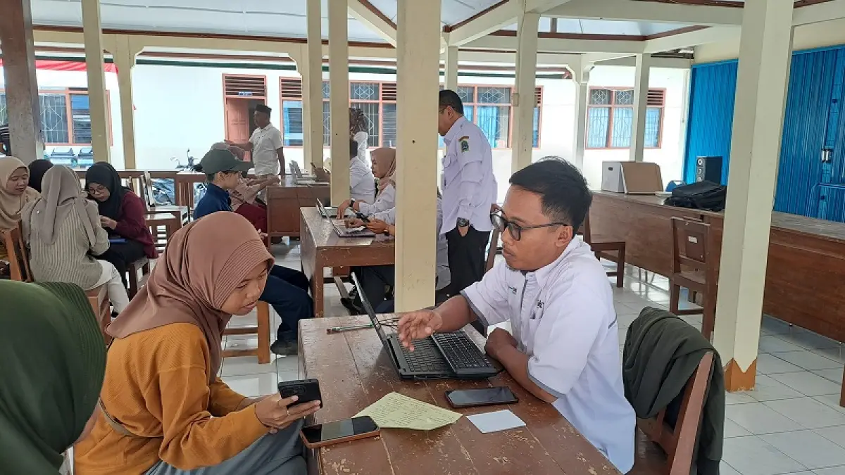 MELAYANI WARGA: Warga mengikuti pelayanan aktivasi IKD di Kalurahan Duwet, Wonosari, kemarin (26/8). (Dzika&nbsp;Fajar/Radar Jogja)