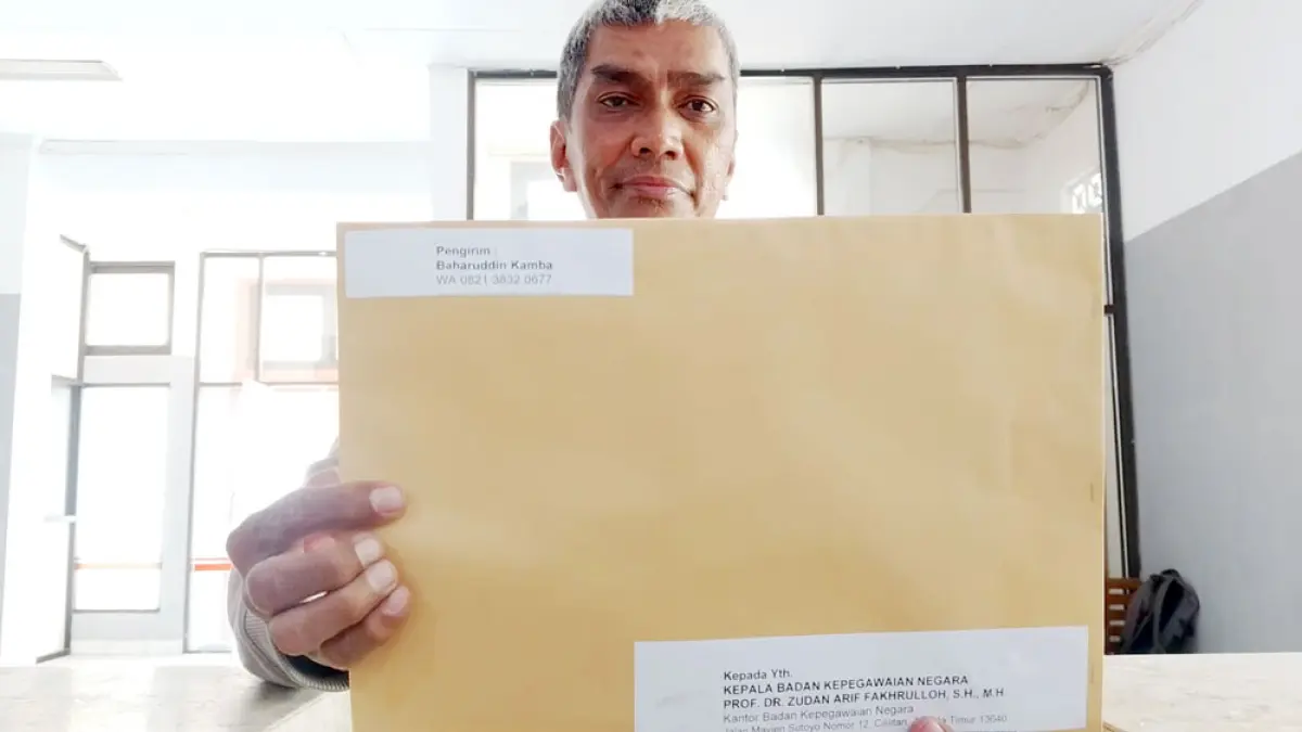 MINTA PENJELASAN: Pengamat Kebijakan Publik Baharuddin Kamba menunjukan surat yang dikirimkan ke Kepala BKN Zudan Arif Fakrulloh melalui kantor pos kemarin (26/8).