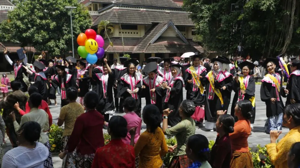 MOMEN BAHAGIA: Suasana perayaan wisuda mahasiswa ISI Jogjakarta beberapa waktu lalu. Lulusan sarjana di Kabupaten Bantul masih menghadapi kendala karena lapangan kerja yang dominan untuk tamatan SMA/SMK. (GUNTUR AGA TIRTANA/RADAR JOGJA)