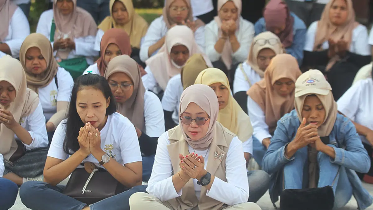 Para pekerja PT MTG melakukan aksi seruan terhadap PT MTG untuk menuntut pesangon di DPRD DIJ, Rabu (26/8). Guntur Aga Tirtana/Radar Jogja