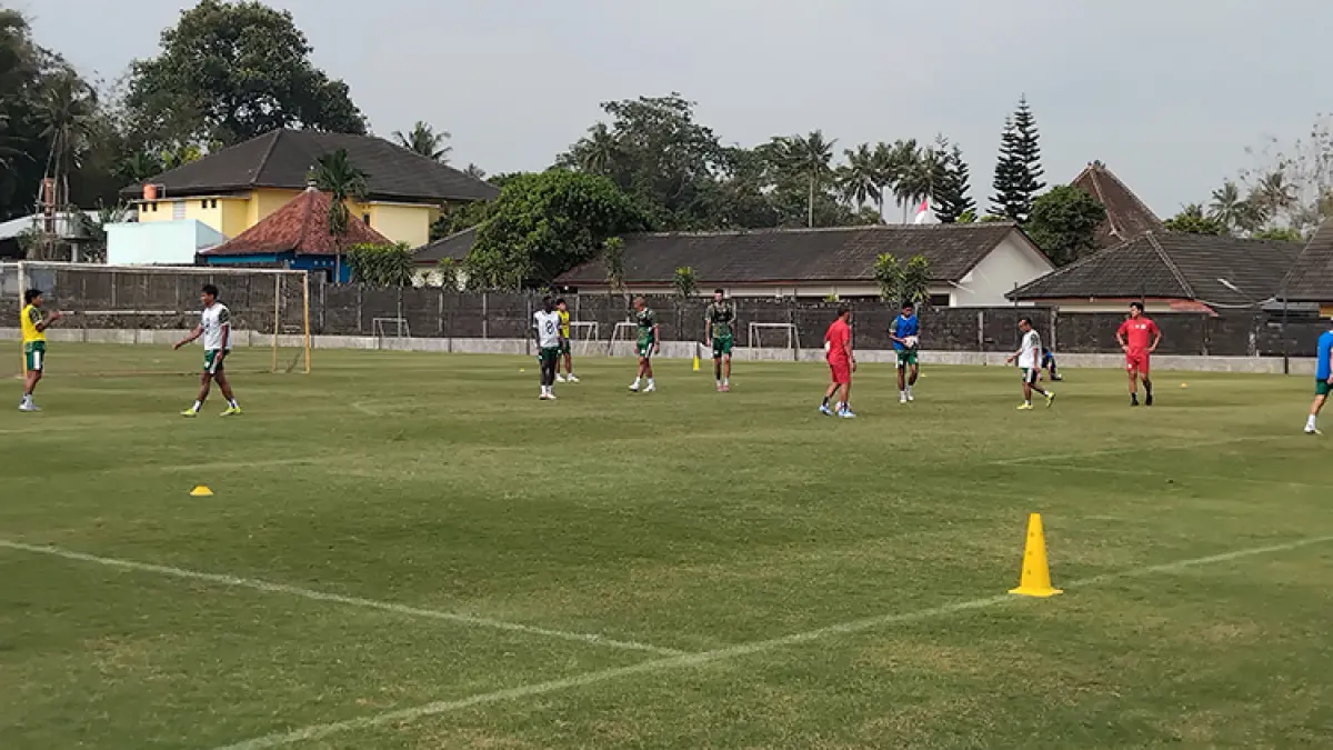 Para pemain PSS Sleman saat berlatih di Lapangan Pakembinangun, Sleman. (Foto: Rizky Wahyu/Radar Jogja)