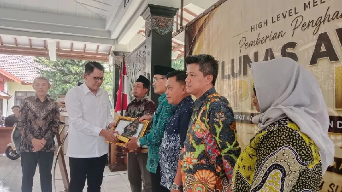 Penyerahan penghargaan PBB-P2 di Pendapa Rumah Dinas Bupati Sleman, Rabu (26/8).&nbsp;(Delima&nbsp;Purnamasari/Radar Jogja)