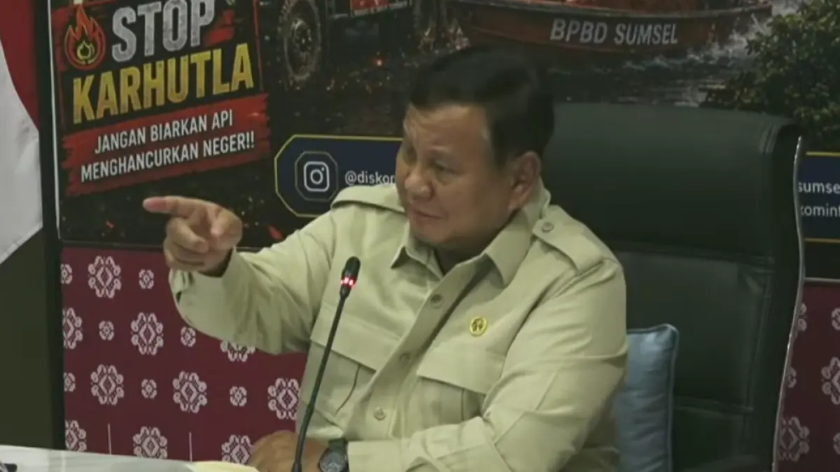 Presiden Prabowo Subianto dalam rapat koordinasi penanganan Karhutla pada Senin, 24 Agustus 2026 di Palembang, Sumatera Selatan. (YouTube/Sekretariat Presiden)