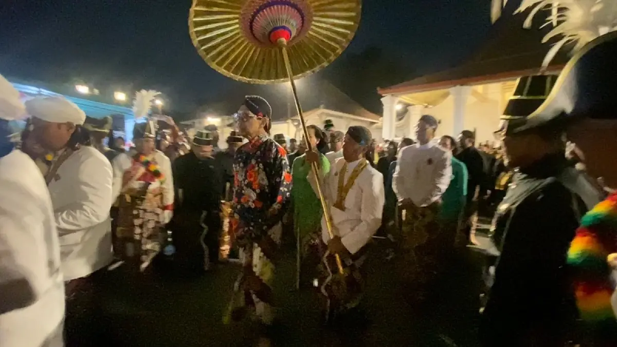 Raja Keraton Ngayogyakarta Sri Sultan Hamengku Buwono (HB) X sedang memasuki Masjid Gedhe Kauman saat prosesi Kondur Gangsa. Cintia Yuliani/Radar Jogja