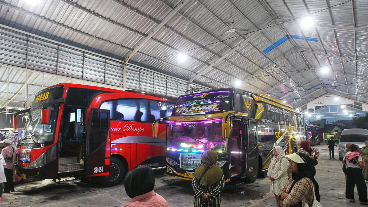 RAMAI: Bus pariwisata saat terparkir di TKP eks Menara Kopi. Komisi B DPRD mendorong pemkot menyiapkan lahan parkir tambahan. (guntur aga/radar jogja)