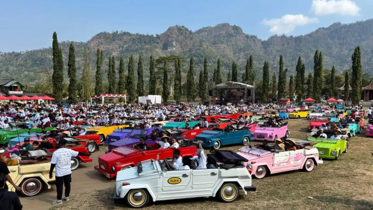 SEMARAK: Parade VW yang diikui oleh lapisan pemerintah, pelaku wisata, warga, hingga anak-anak sekolah dan berakhir di Lapangan Randu Alas Tuksongo Rabu (26/8). (NAILA NIHAYAH/RADAR JOGJA)
