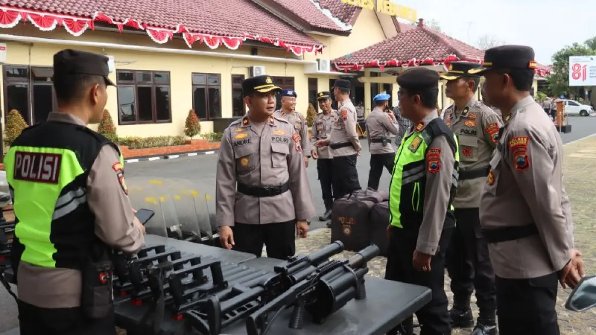 SIAGA: Wakapolres Kebumen Kompol Andre Bachtiar Winanomo mengecek kesiapan personel dan peralatan sebagai bentuk kesiapan menghadapi gangguan kemananan dan ketertiban masyarakat. (Dokumentasi Polres Kebumen)