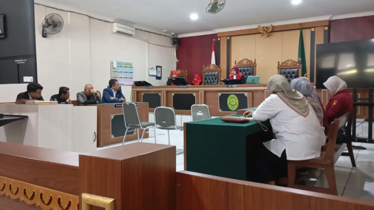 SIDANG : Suasana persidangan pra peradilan dengan terdakwa Lurah Condongcatur Reno Chandra Sangaji dan mantan Jagabaya Condongcatur Kuwat yang digelar di Ruang Sidang Garuda Pengadilan Negeri Jogja, Rabu (26/8/2026). (FOTO// IWAN NURWANTO/Radar Jogja)