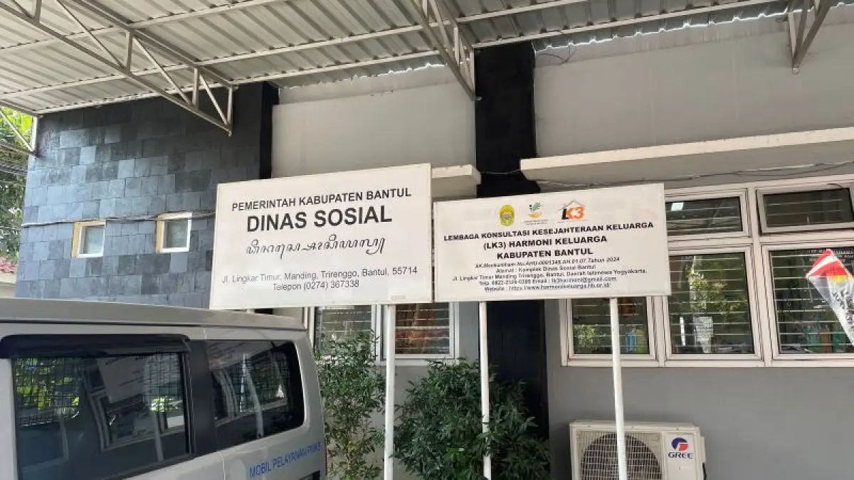 TAMPAK DEPAN: Papan penanda Kantor Dinsos Kabupaten Bantul. (Aris Romadhon/Radar Jogja)